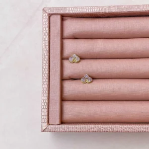BRINCO FLOR DE LÓTUS COM MICROZIRCÔNIA CRAVEJADAS.
