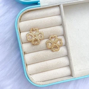 BRINCO TREVO DE CORAÇÕES DETALHADO GOLD