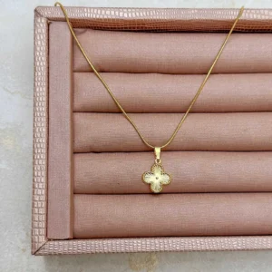 COLAR TREVO PLISSADO EFEITO DIAMANTE VIRGÍNIA 4 PÉTALAS