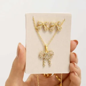 Conjunto colar cadeadinho e brinco laço cravejado zircônia